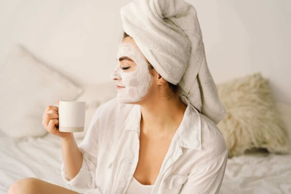 lifestyle-cosmetic-spa-tea-face-mask-bed-beauty-relaxation-dermatology-female-home-facial-coffee_t20_E0NX11