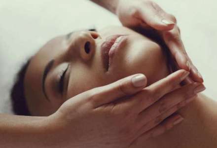 facial massage in spa