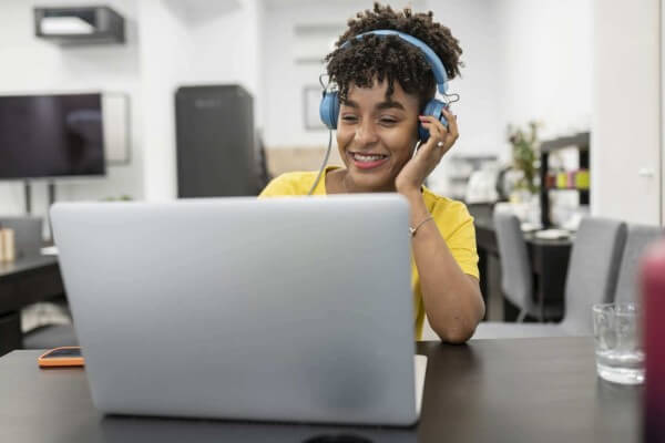 pretty-woman-works-with-headset-on-video-call