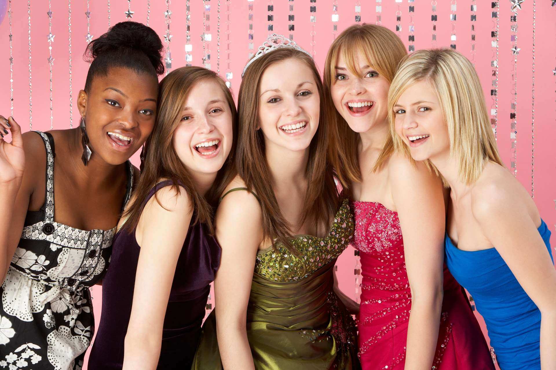 group of friends attending prom as15935141