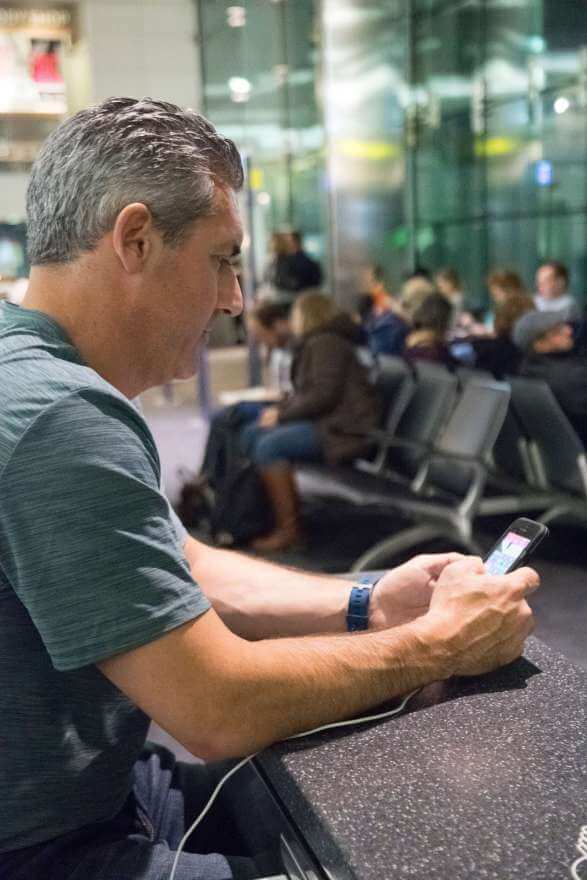 man on his phone at the airport 2022 11 07 10 09 06 utc