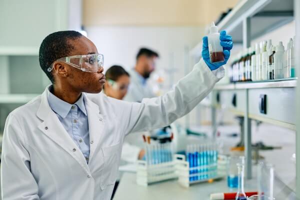 black female pharmaceutical scientist working in laboratory.