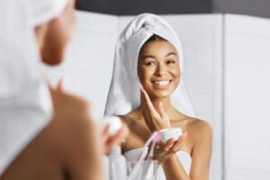 beautiful afro girl in front of mirror 2024 04 03 13 12 03 utc